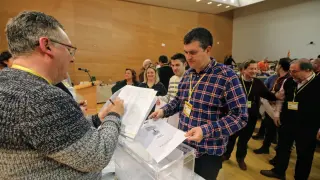 El nuevo presidente de CHA, Joaquín Palacín, deposita la papeleta en la urna de la que ha salido su designación como sucesor de Soro, ayer por la tarde.