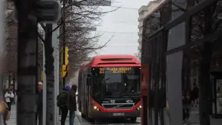 Dos autobuses, a su paso por el paseo de la Independencia.
