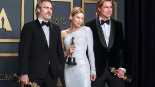 Joaquin Phoenix, Renee Zellweger y Actor Brad Pitt posan con sus Óscar