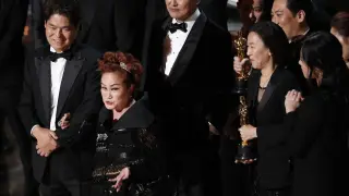 Kwak Sin Ae y Bong Joon-ho recogen el premio a mejor película en los oscar 2020