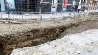 Restos de la cimentación de época romana en el Coso que ya han quedado cubiertos.