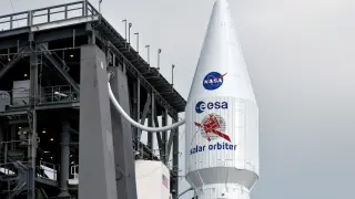 Una fotografía distribuida por la Agencia Espacial Europea (ESA) muestra el cohete Atlas 5, que transporta el satélite de observación Solar Orbiter al espacio, instalado en la plataforma de lanzamiento antes del lanzamiento en Cabo Cañaveral