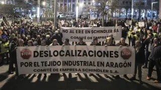 Concentración este pasado lunes en la plaza de España contra el cierre de la producción en la planta zaragozana de Schindler.