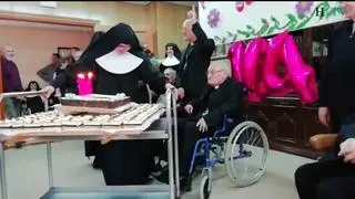 Damián Iguacén, obispo emérito de Tenerife ha celebrado su 104 cumpleaños con una fiesta, tarta y baile y se convierte en el tercer obispo más longevo del mundo.