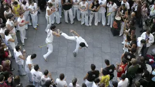 Exhibición y concentración de capoeira en la plaza de España de Zaragoza.