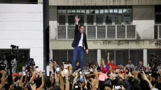 Guaidó saluza a sus simpatizantes durante un encuentro en Caracas este martes.