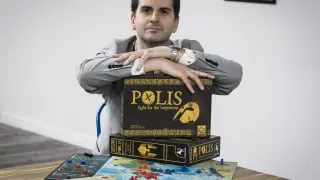 Fran Díaz, junto a la caja, el tablero y los principales elementos de 'Polis'
