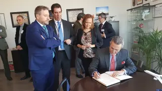 Rafael Morón, directivo de Airbus, firma la aceptación de la nave de logística del aeropuerto ante los consejersos Mayte Pérez y José Luis Soro y el director del aeropuerto, Alejandro Ibrahim.