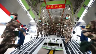 El personal médico llega con suministros médicos en un avión de transporte de la Fuerza Aérea del Ejército Popular de Liberación de China al aeropuerto Internacional de Wuhan