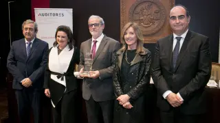 El fiscal Javier Zaragoza (a la izquierda) participó en el acto de los auditores de Aragón y el premio de la transparencia en el Aula Magna del Paraninfo.