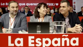 El presidente del Gobierno Pedro Sánchez junto a Ábalos y Narbona.