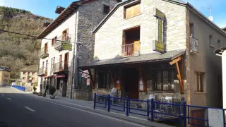 El restaurante Casa Vallés en Broto, donde trabajaba el joven muerto