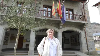La alcaldesa de Broto, Carmen Muro, delante del Ayuntamiento, donde las banderas odean a media asta