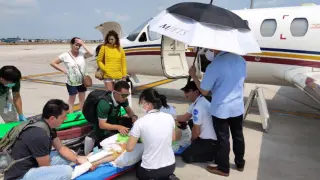 La zaragozana Noelia Traid, a su llegada en un avión medicalizado a Bangkok, donde va a ser operada por médicos tailandeses.