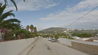 Calle Móstoles de Teulada-Moraira (Alicante), donde ha aparecido el cadáver.