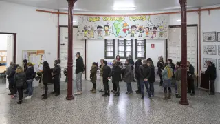 Los padres, en una foto de marzo de 2018, esperan para votar la jornada continua en el colegio Gascón y Marín de Zaragoza.