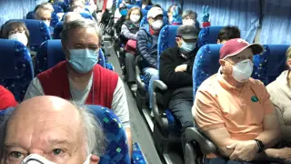 Pasajeros estadounidenses del crucero Diamond Princess que han elegido marcharse son trasladados en un bus al aeropuerto de Haneda para volvar a Estados Unidos.