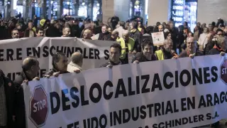 Imagen de la protesta de los trabajadores de Schindler afectados por el ERE la semana pasada en la plaza de España.