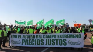 Los agricultores extremeños cortan carreteras para protestar por los bajos precios