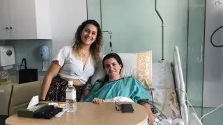 María Valverde (i) y Noelia Traid (d), en el hospital donde ha sido operada Noelia de una fractura de pelvis.