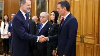 El presidente del Gobierno, Pedro Sánchez, saluda a Felipe VI, que este martes preside su primer Consejo de Ministros de la era Sánchez.