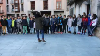 Los niños reciben las explicaciones de la técnico de FTM en la plaza de España, junto al Ayuntamiento