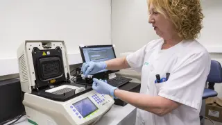 El laboratorio del hospital Miguel Servet ya cuenta con el test para analizar las muestras de posibles casos de coronavirus
