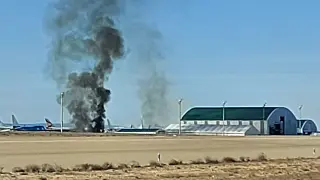 La columna de humo negro provocada por el incendio en el aeropuerto de Teruel es visible desde lejos