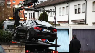 La Policía retira el coche del presunto autor del atentado de Hanau.