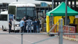 Médicos, policías y servicios sanitarios esperan a los pasajeros australianos evacuados del 'Diamond Princess' en el aeropuerto de Darwin.