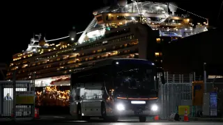 A bus believed to be carrying Hong Kong paUn autobús espera en el puerto de Yokohama para transportar a pasajeros de Hong Kong evacuados del 'Diamond Princess'.