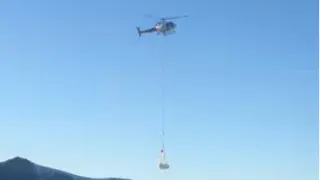 Captura del vídeo en el que se ve al helicóptero transportando nieve.
