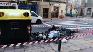 Contenedor quemado en el paseo de Teruel