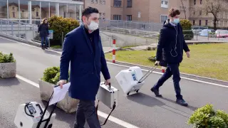 Codogno (lodi) (Italy), 21/02/2020.- Health workers (front, in blue) wearing face masks walk with portable medical equipment in a corridor of the Codogno Civic Hospital, where the Emergency Room has been closed as a precautionary measure, in Codogno near Lodi, northern Italy, 21 February 2020. Six people have been reported infected with the novel coronavirus in Italy, all in the region of Lombardy, authorities said on 21 February. Residents of Codogno have been advised by regional authorities to stay at home as a protective measure and avoid all social contact. (Italia) EFE/EPA/MAURIZIO MAULE Novel coronavirus, six infected in Lombardy, northern Italy