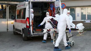 Ambulancias y personal sanitario en el exterior de un hospital de Padua, localidad del norte de Italia