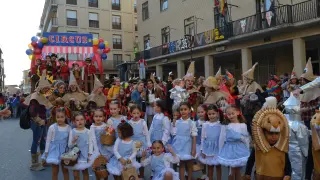 Colorido y animado desfile del carnaval en Tauste.