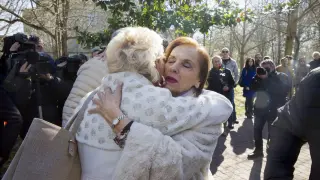 La viuda de Fernando Buesa, Natividad Rodríguez (derecha) y la madre del escolta Jorge Díez se abrazan en el homenaje de esta mañana en Vitoria.