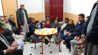 Un grupo de pakistaníes, visiblemente afectados, se reunieron en un domicilio de Caspe.
