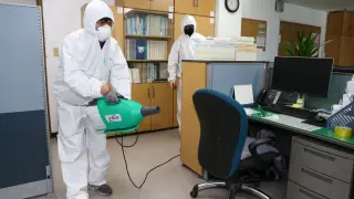 Un trabajador desinfecta una oficina en Daegu, una ciudad golpeada por el coronavirus