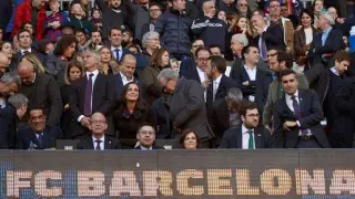Una pegatina del Madrid, motivo de burla en el Camp Nou.