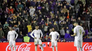 Los jugadores del Real Madrid tras el gol de Levante