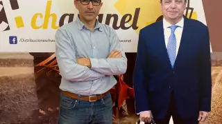 El empresario barbastrense Conrado Chavanel con la imagen a tamaño real del ministro que expondrá en su stand.