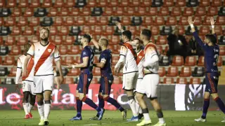 Los jugadores de la SD Huesca protestan una de la acciones de Ais Reig