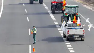 Agricultores se movilizan y cortan A-4 entrada Sevilla