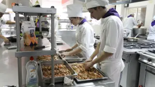 Alumnos en la cocina de la Escuela de Huesca durante las recientes jornadas gastronómicas.
