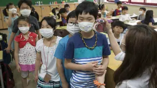 Niños con mascarillas en un colegio de Seúl en Corea del Sur.
