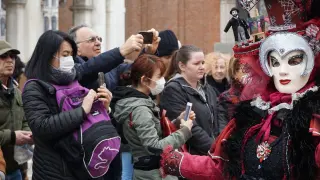 Turistas con máscaras protectoras visitando este lunes la plaza de San Marcos, en Venecia.