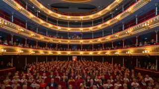 Imágenes del acto de celebración de las bodas de oro en el Teatro Principal de Zaragoza.