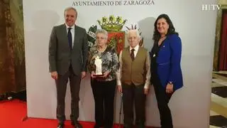 Un total de 175 matrimonios de Zaragoza, que llevan casados 50 años, han recibido este miércoles un homenaje en el Teatro Principal de la capital aragonesa organizado por el Ayuntamiento de la capital aragonesa.