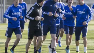 Nieto, a la izquierda, en la fase inicial del último entrenamiento del Real Zaragoza con el resto del grupo.